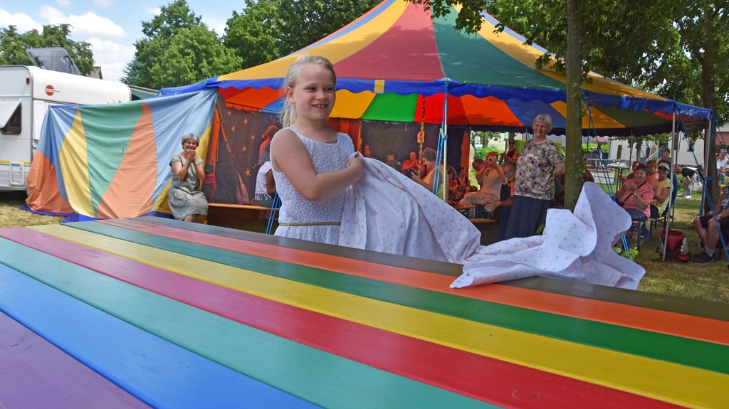Felicitas Jüttner enthüllt bei der Familienandacht in Wieglitz den langen bunten Dorfgemeinschaftstisch. Tosenden Beifall gibt es von den Gästen. Ein zweiter Tisch ist bereits in Arbeit. Menschen aus nah und fern kommen ins Dorf, um beim Lattenstreichen gemeinsam über Gott und die Welt zu plaudern.