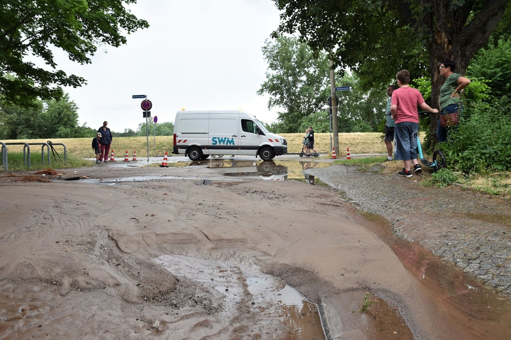 Durch die Havarie an dem Wasserrohr in der Zetkinstraße in Magdeburg war allerlei Bodenmaterial mit nach oben gespült worden.