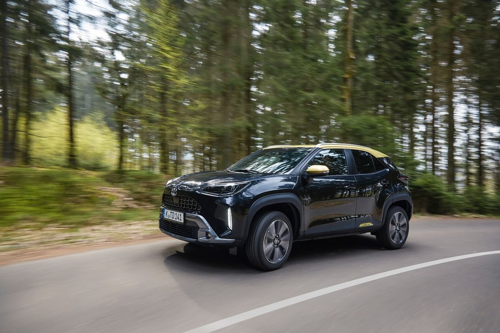 Ende im Gelände? Muss beim Toyota Yaris Cross nicht sein, ihn bieten die Japaner auch mit Allradantrieb an.