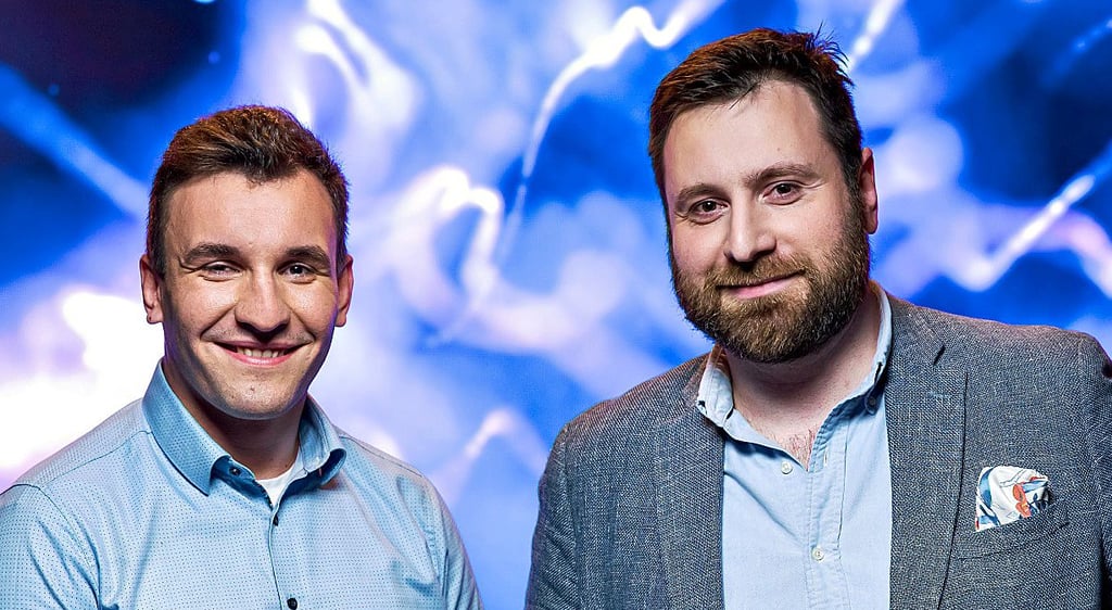 Robert Brüll von der Firma FibreCoat (links) und Georgie Gogoladze von der Deutschen Basalt Faser GmbH nahmen den Preis entgegen.