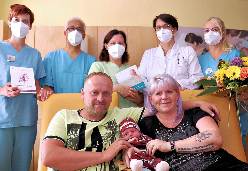 Mit Isabelle Schäfer und Holger Fisch, den Eltern von Anno, freuen sich (v. l.): Kinderkrankenschwester Anika John (Neonatologie), Oberarzt Amer Ahmad, Klinik für Kinder- und Jugendmedizin, Stillberaterin Nadine Fessel, Ärztin Silvia Schupp und Hebamme Silvana Buch.