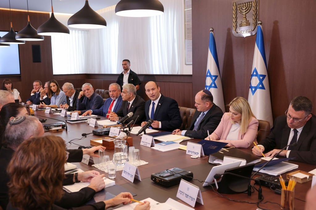 Der israelische Premierminister Naftali Bennett (M) leitet die wöchentliche Kabinettssitzung der neuen Regierung in Jerusalem.