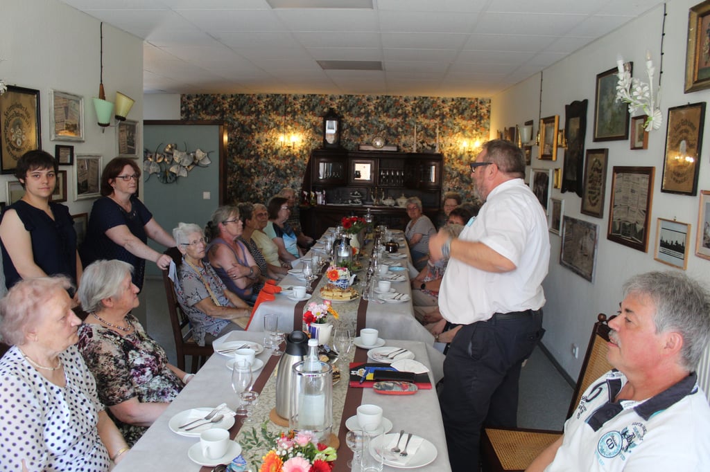 Nach langen Monaten der Corona-Pause konnten sich die Weferlinger Ortsgruppe der Volkssolidarität in einer neuen Räumlichkeit bei Heike Peters am Steinweg treffen.