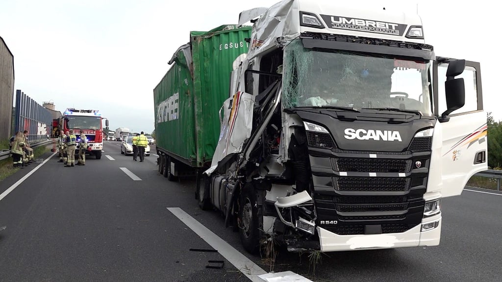 Der Fahrer des verunglückten Lasters wurde bei dem Unfall auf der A2 verletzt.
