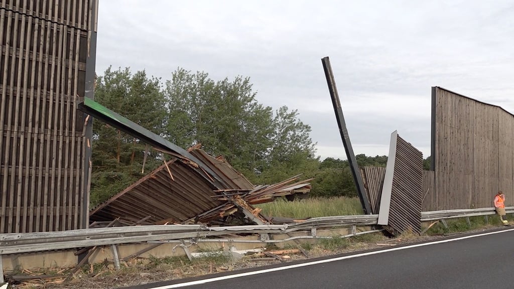 In der Schutzwand neben der A2 klafft ein Loch. Der Sattelzug kam erst nach 500 Metern zum Stillstand.