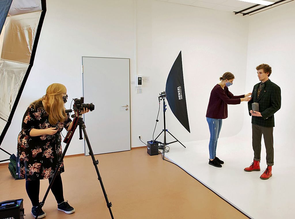 Die Studierenden Anne Kasten (links) und Lena Djalek fotografieren Johannes Vetter für das Wandbild „Erlkönig“.