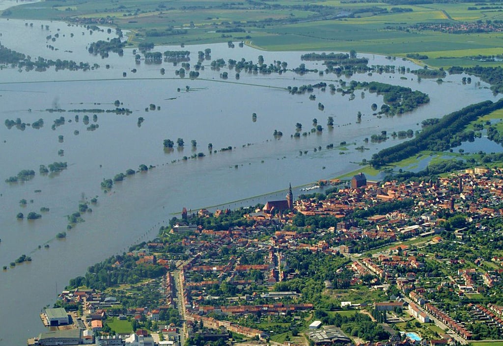 Fluss der Extreme: Beim Hochwasser 2013 war die Elbe ein kilometerbreiter, reißender Strom, hier bei Tangermünde.