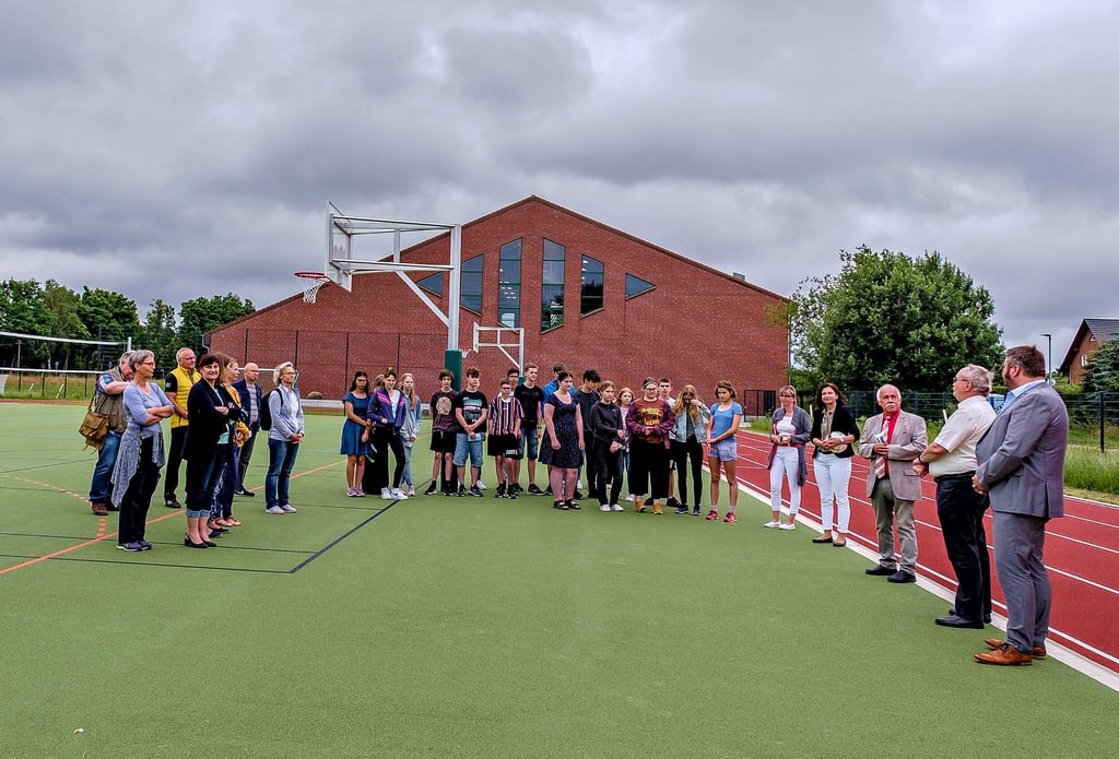 Im Beisein von Schülern und Sportlehrern ist der Kleinfeldsportplatz in der Mescheider Straße übergeben worden.