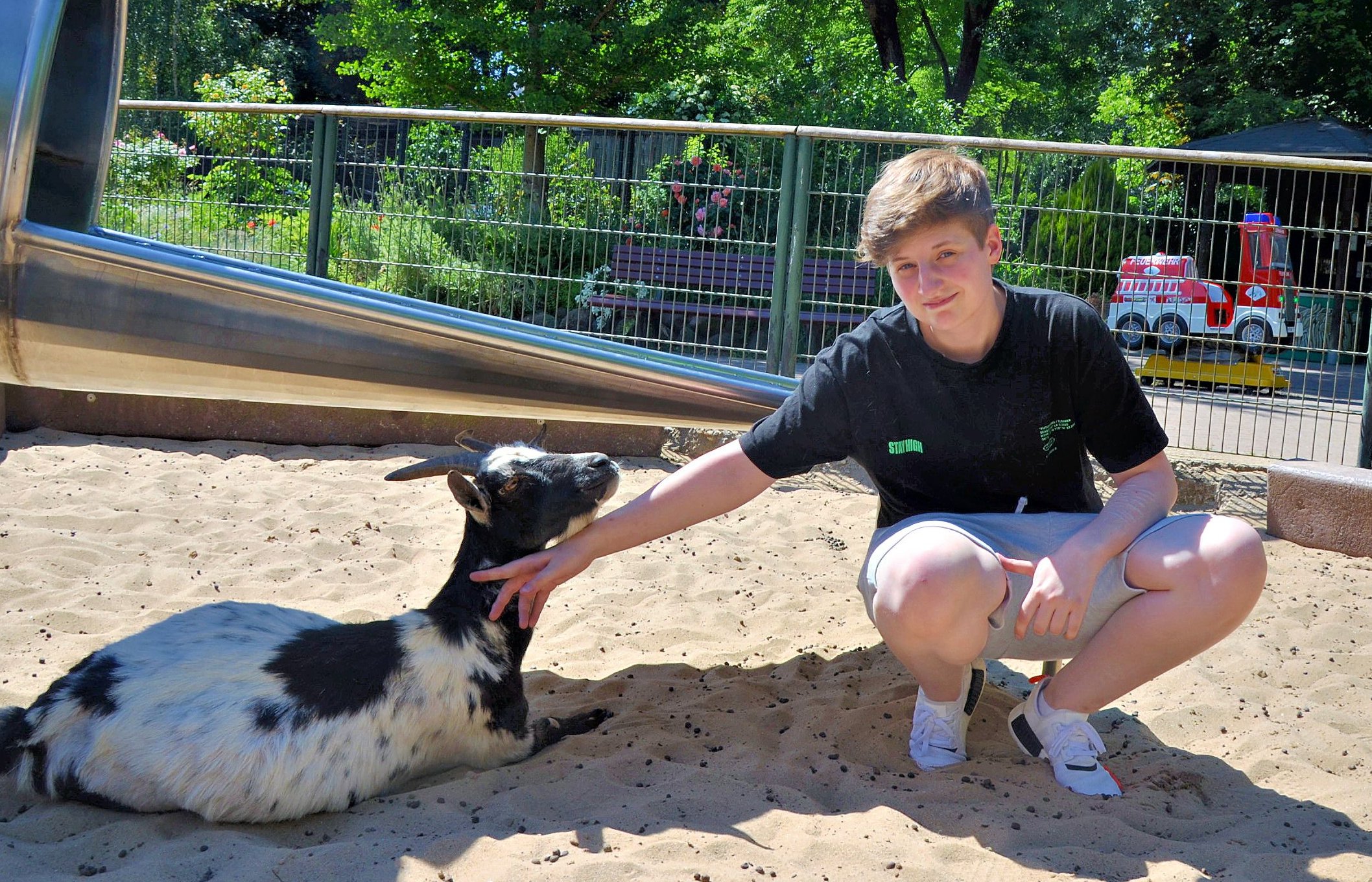 Alex Ojda ist im dritten Lehrjahr zum Tierpfleger. Die Ausbildung absolviert er im Berufsbildungswerk in Stendal. Ursprünglich kommt der 21-Jährige aus Merseburg.