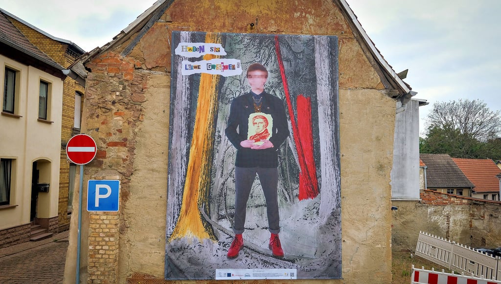 Der „Erlkönig“ ist eins von sieben Carl-Loewe-Wandbildern in Löbejün und hängt in der Rathausstraße 32. Die Collage nimmt Bezug auf Loewes Vertonung der bekannten Goethe-Ballade.
