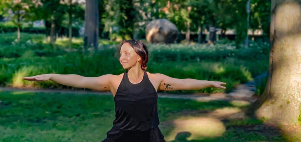 Immer in Balance: Josephine Rausch beim Yoga im Stadtpark.