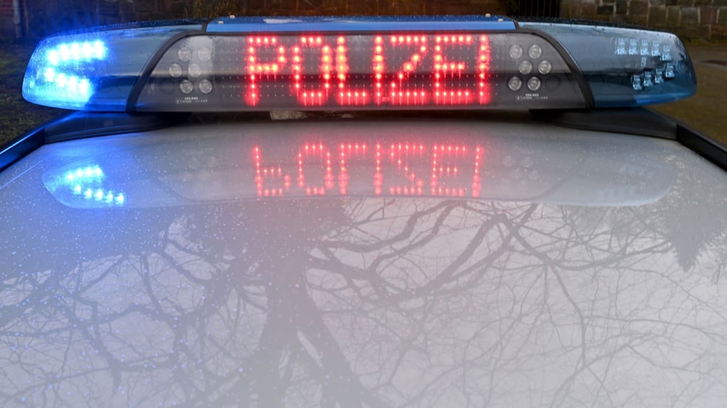 ARCHIV - Die Schriftzug «Polizei» leuchtet auf dem Dach eines Streifenwagens der Polizei.