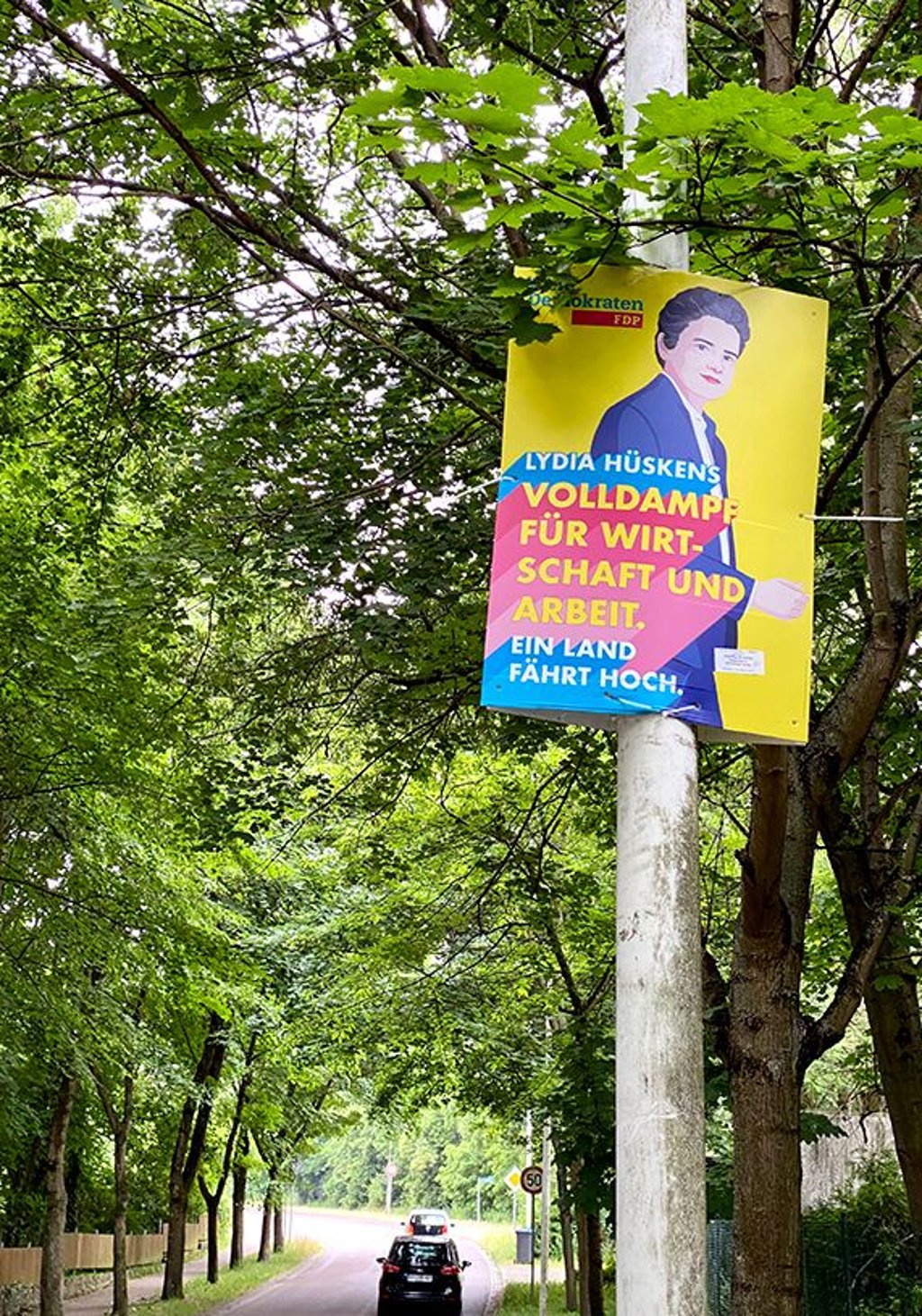 Einige Wahlplakate hängen in Raguhn zweieinhalb Wochen nach der Landtagswahl immer noch.
