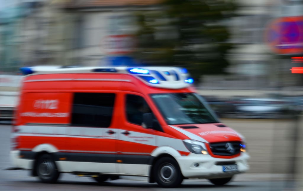 Ein Rettungsfahrzeug der Feuerwehr ist im Einsatz.