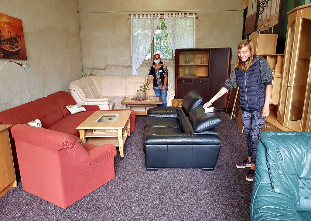 Das Möbellager des Sozialkaufhauses zeigt sich gegenwärtig gut gefüllt. Zu den Mitarbeiterinnen hier gehören Katrin Strecker (links) und Melissa Camacho Garcia.