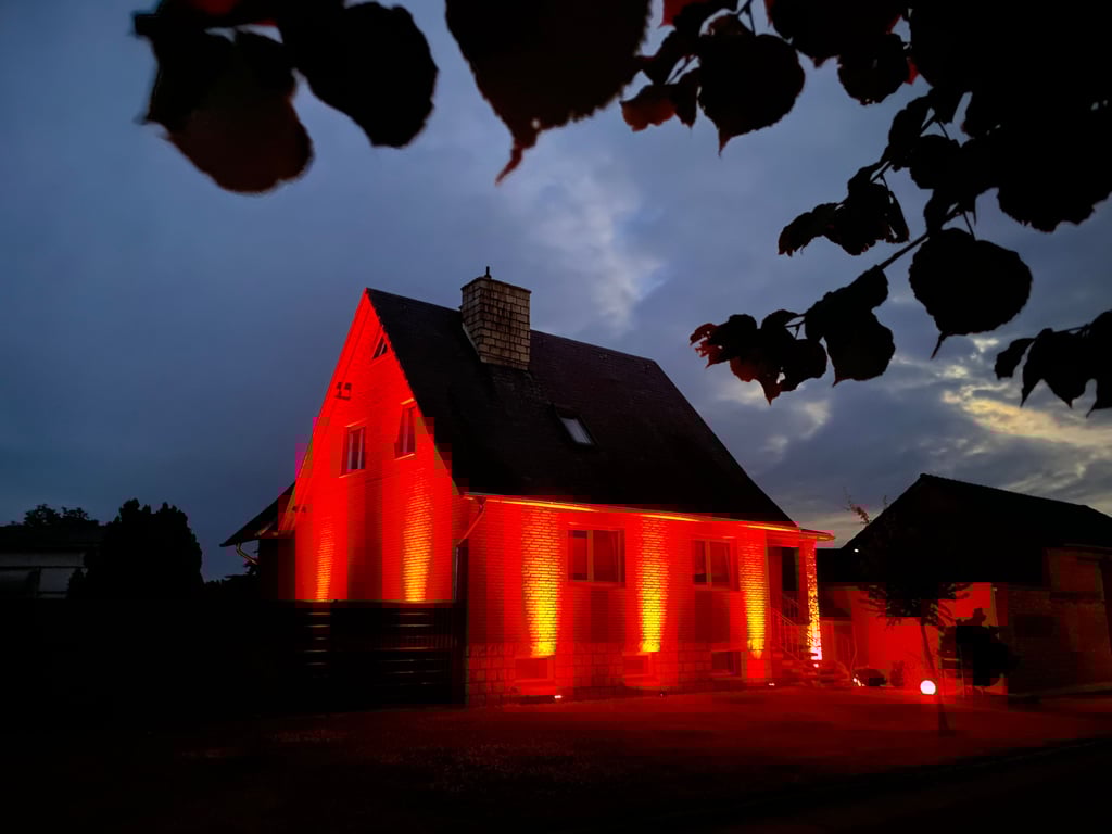 DJ Mussel, alias Matthias Lüttge, beteiligt sich an der Night of Light. Er strahlt sein Wohnhaus in Zethlingen rot an