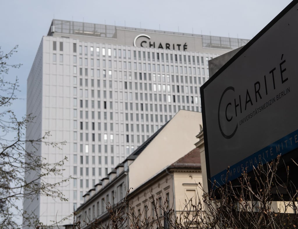 Blauer Himmel ist über dem Bettenhaus der Charité in Berlin-Mitte zu sehen.