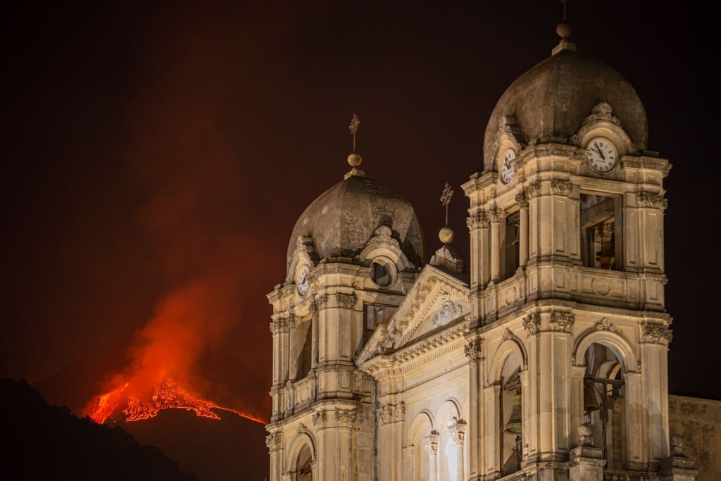Der Ätna auf Sizilien spuckt wieder Lava.