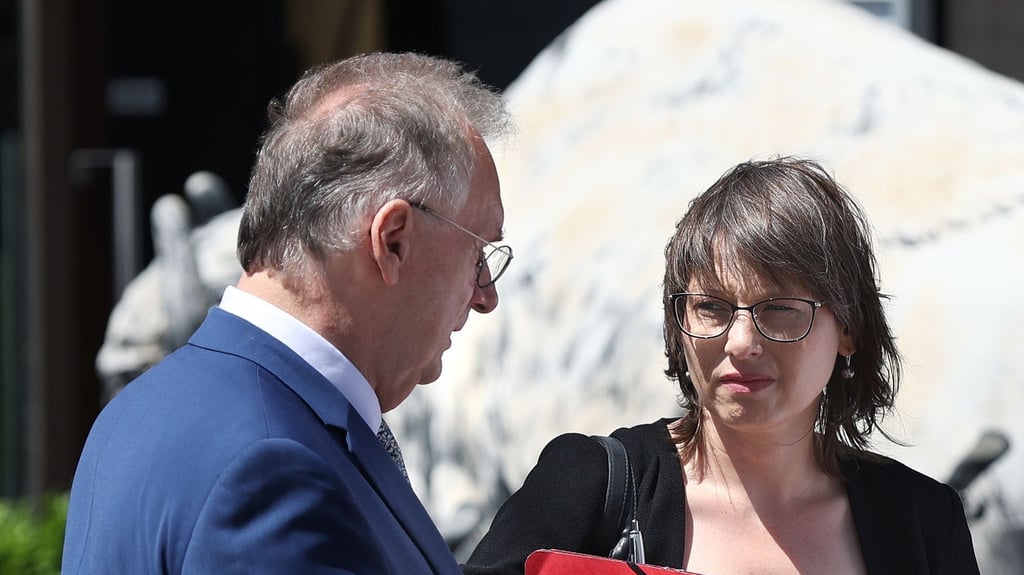 Ministerpräsident Reiner Haseloff (l/ CDU) und SPD-Fraktionschefin Katja Pähle (r) unterhalten sich.