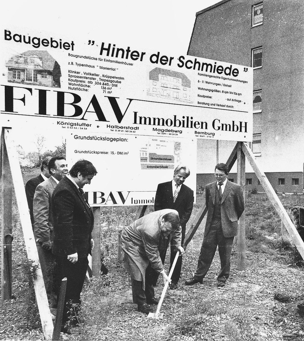 Erster Spatenstich für Eigenheime „Hinter der Schmiede“ in Eilsleben in den 1990-Jahren.