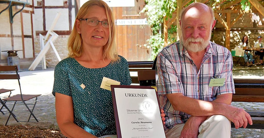 Carola Neumann und der 1. Vorsitzende des Förderkreises für Vogelkunde und Naturschutz am Museum Heineanum e.V., Frank-Ulrich Schmidt, nach der Preisverleihung in Halberstadt.