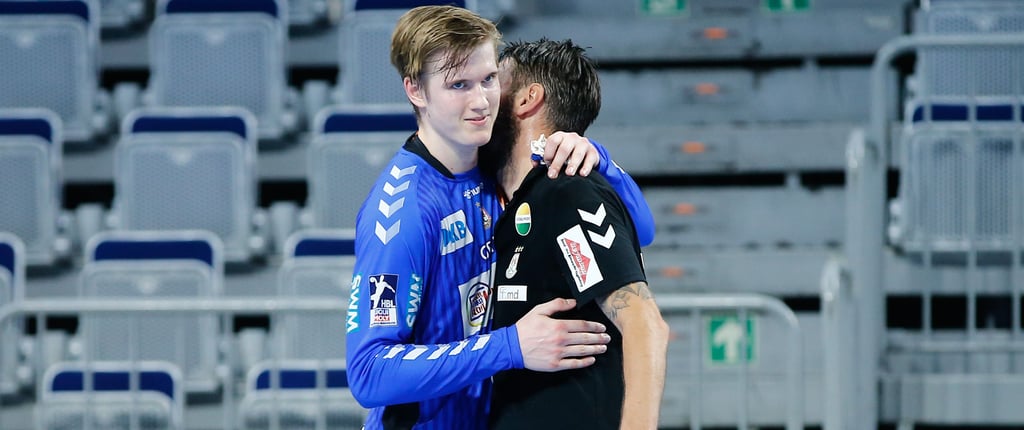 Tobias Thulin bekam nach seiner starken Leistung beim Sieg bei den RN Löwen von Trainer Bennet Wiegert ein Extra-Lob.