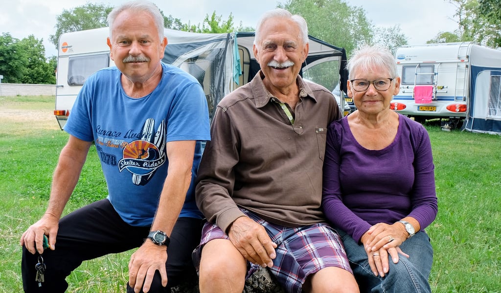 Der Vorsitzende des Kanuvereins „Harmonie“ Elster, Lutz Rotte (links), kennt jeden Gast persönlich. Rika (rechts) und Klaas Poffers aus dem niederländischen Hellendorn sind große Fans des Campingplatzes und genießen hier ihren 14-tägigen Urlaub.