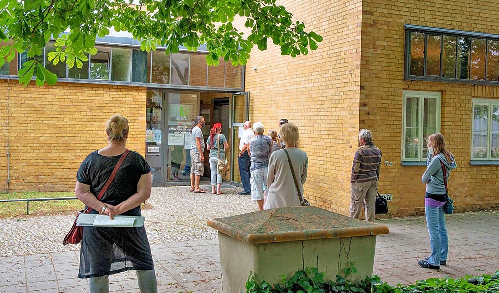 Langes Warten vor der Zulassungsstelle.