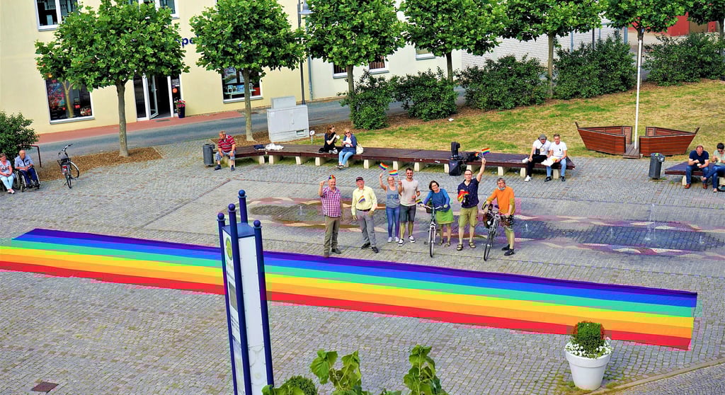 Regenbogenfahne auf dem Rathausturmplatz in Salzwedel.
