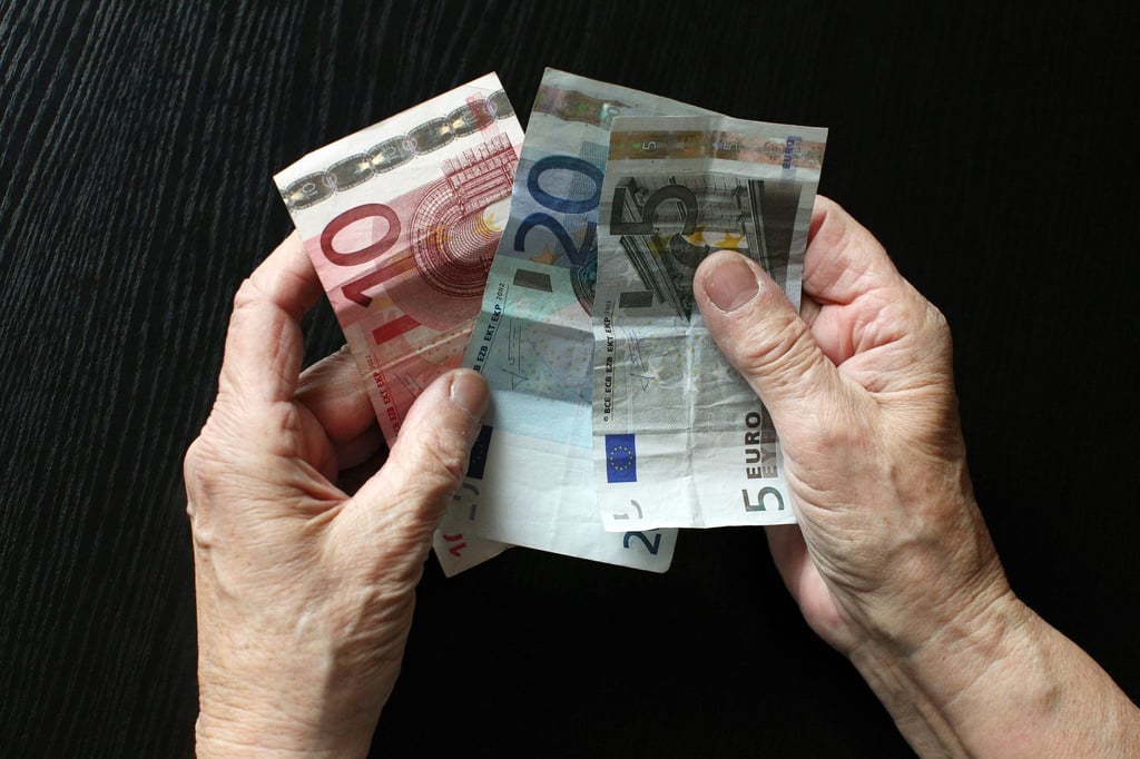 Wer von Pfändung betroffen ist, hat bald etwas mehr Geld zur Verfügung: Zum 1. Juli 2021 werden die geltenden Pfändungsfreigrenzen angehoben.