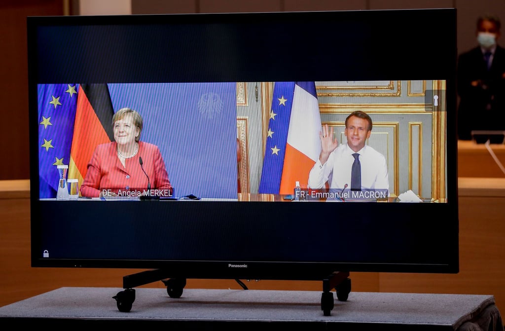 Bundeskanzlerin Angela Merkel (l) und Frankreichs Staatspräsident Emmanuel Macron sind während einer Videokonferenz vor dem EU-Gipfel in Brüssel auf einem Bildschirm zu sehen.