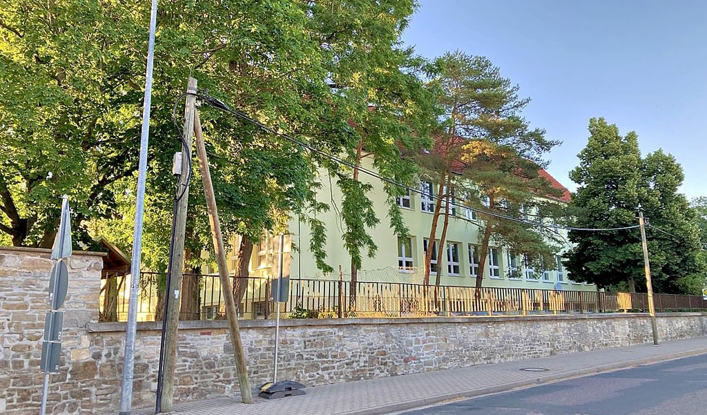 Die Grundschule wurde 2016 geschlossen. Das Gebäude steht zum Großteil leer.