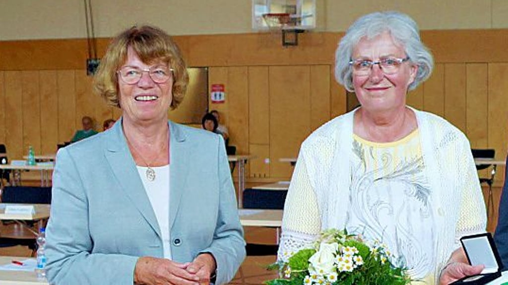 Landrätin Angelika Klein (links) und Jutta Fischer