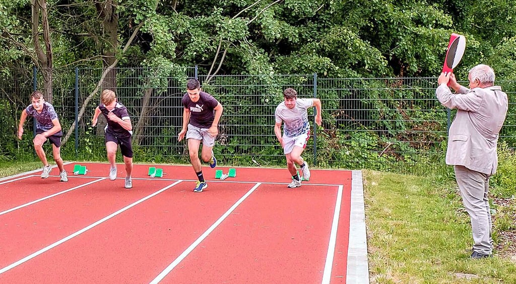 Landrat Jürgen Dannenberg startete den ersten 100-Meter-Sprint.