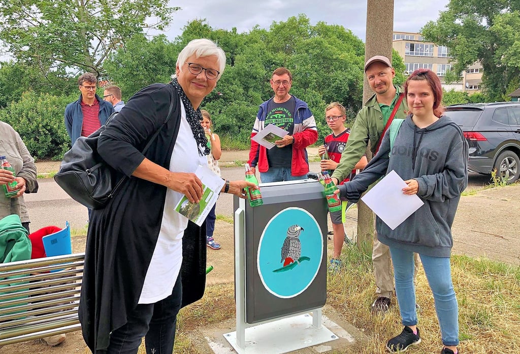 Chrsitiane Jahn vom Statdplanungsamt, Mia, Norbert Henning, Ben, Künstler Jakob Wolf und Jasmin sind stolz auf das neue Projekt im Rahmen von ?Städte wagen Wildnis?. Die Kinder der ?Kleinen Arche? haben mit Wolfs Hilfe Abfallbehälter gestaltet.