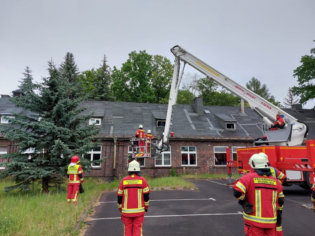 Die Roßlauer Feuerwehr im Einsatz am ehemaligen Krankenhaus.