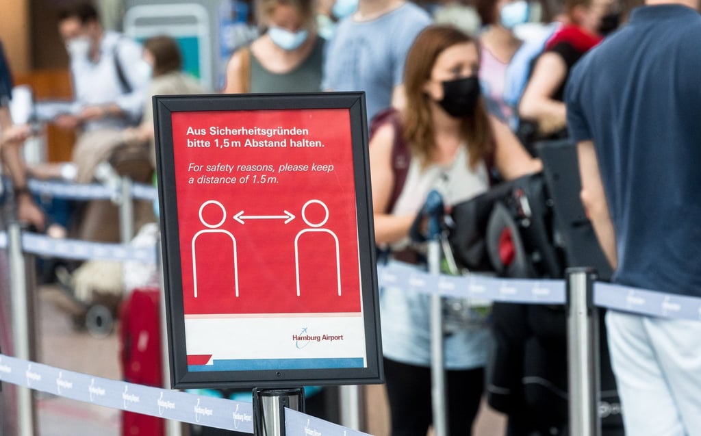 Wer mit dem Flugzeug in den Urlaub starten will, sollte am Flughafen genug Zeit einplanen - und sich auch zu Hause schon intensiv mit seiner Reise beschäftigen.