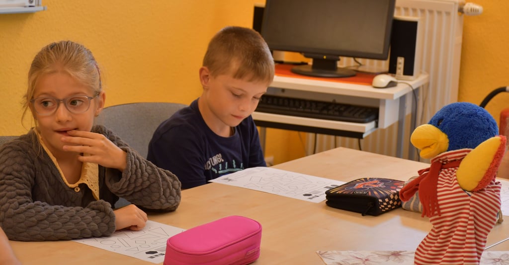 Finki ist beim Vorschulunterricht der Begleiter in der integrativen Kindertagesstätte Rappelkiste.
