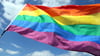 Die Regenbogenfahne. Ein Symbol für die LGBTQI+-Community. Symbolfoto: Wolfgang Kumm/dpa/Archivbild
