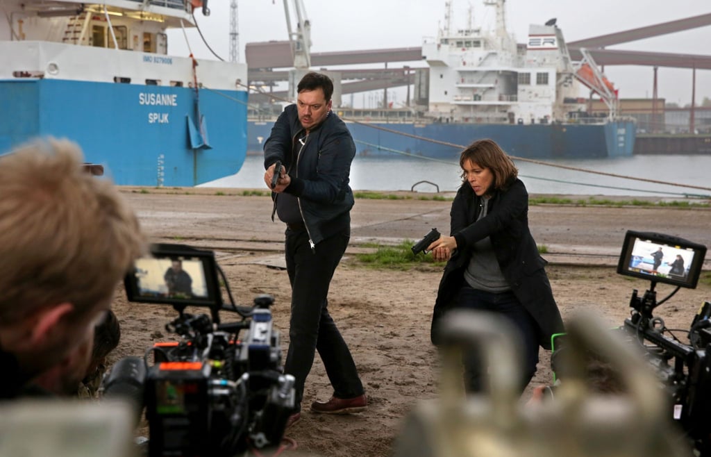 Charly Hübner als Hauptkommissar Alexander Bukow und Anneke Kim Sarnau als Profilerin Katrin König proben bei Dreharbeiten der Folge des „Polizeiruf 110“ mit dem Titel „Im Schatten“ im Seehafen eine Szene.