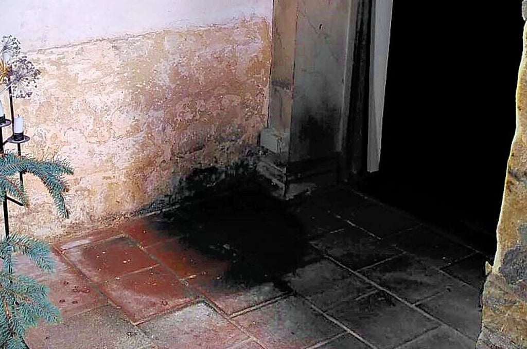 Wasserflecken wie dieser zeugen von dem Schaden in der Kirche.