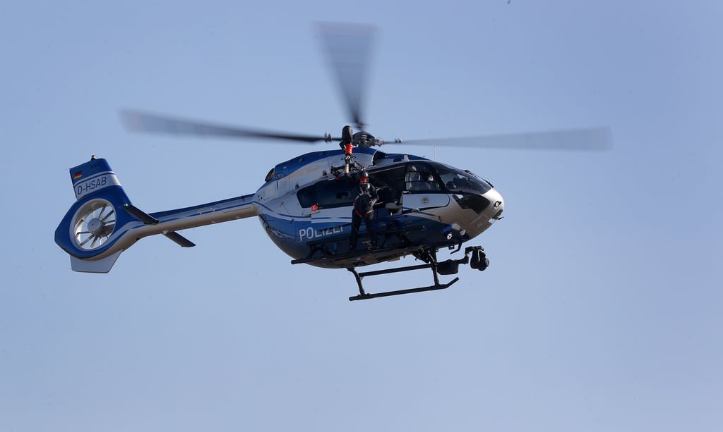 Auch ein Hubschrauber der Polizei kam bei der Suche auf dem Gelände des früheren RAW in Magdeburg zum Einsatz.