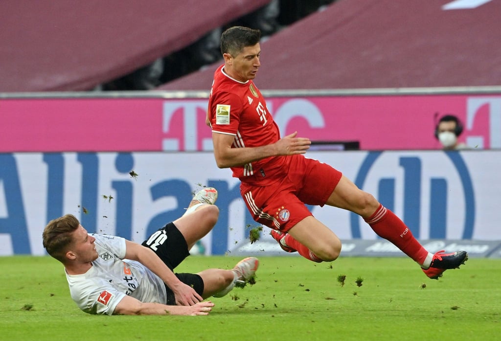 Rekord-Torjäger Robert Lewandowski (r) trifft zum Bundesliga-Auftakt mit Bayern auf Borussia Mönchengladbach (hier Nico Elvedi).