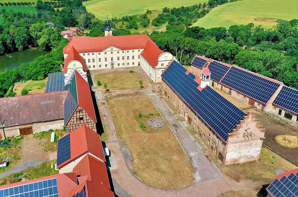 Das Schloss ist auf den Grundmauern eines alten Benediktinerklosters errichtet.