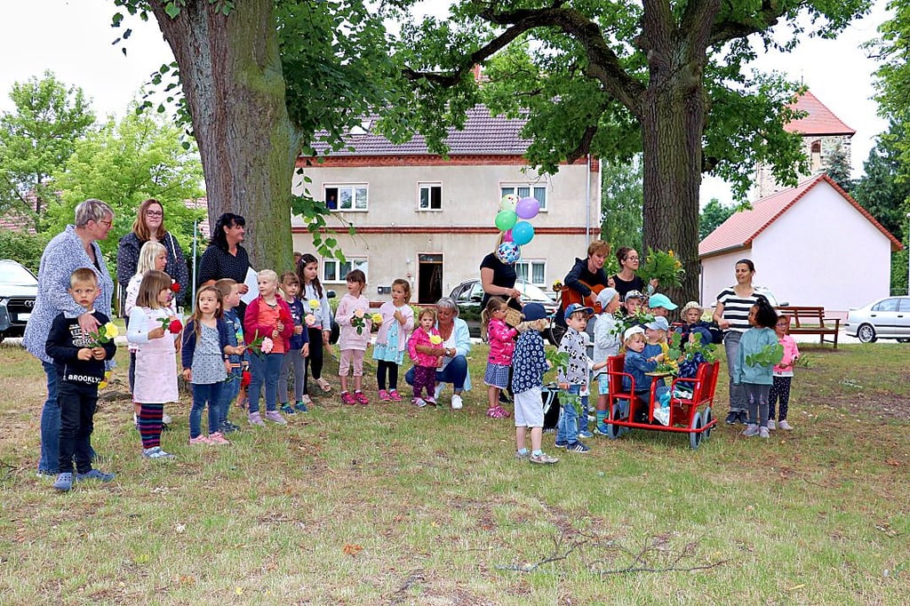 Beim Lindenblütenfest gab es den ersten gemeinsamen Auftritt des Adventkindergartens und der Kita "Lindenstrolche."