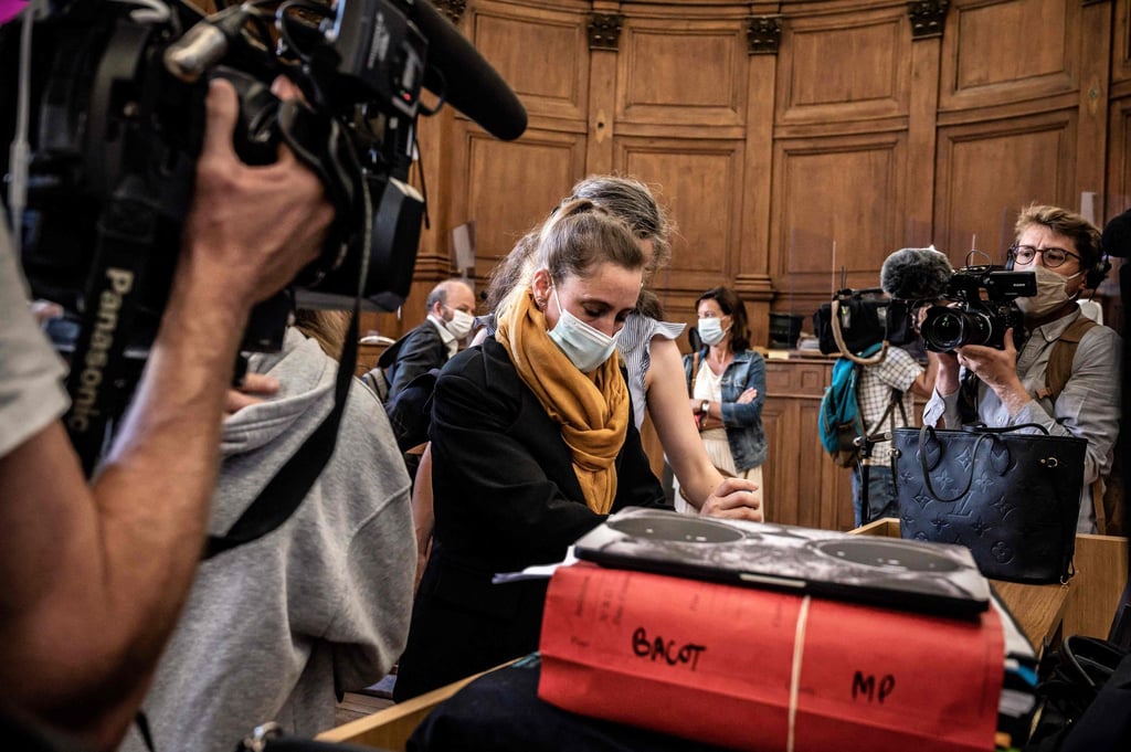Die Angeklagte Valerie Bacot (M) kommt flankiert von ihrer Familie und umgeben von Journalisten im Gerichtsgebäude an.