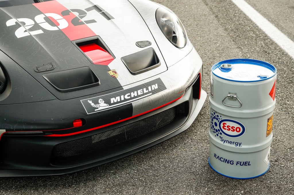 Setzt Porsche im Tourenwagen-Motorsport teilweise bereits auf biobasierte Kraftstoff-Mischungen, sollen 2022 dabei auch E-Fuels aus einem Pilotprojekt in Chile zum Einsatz kommen.