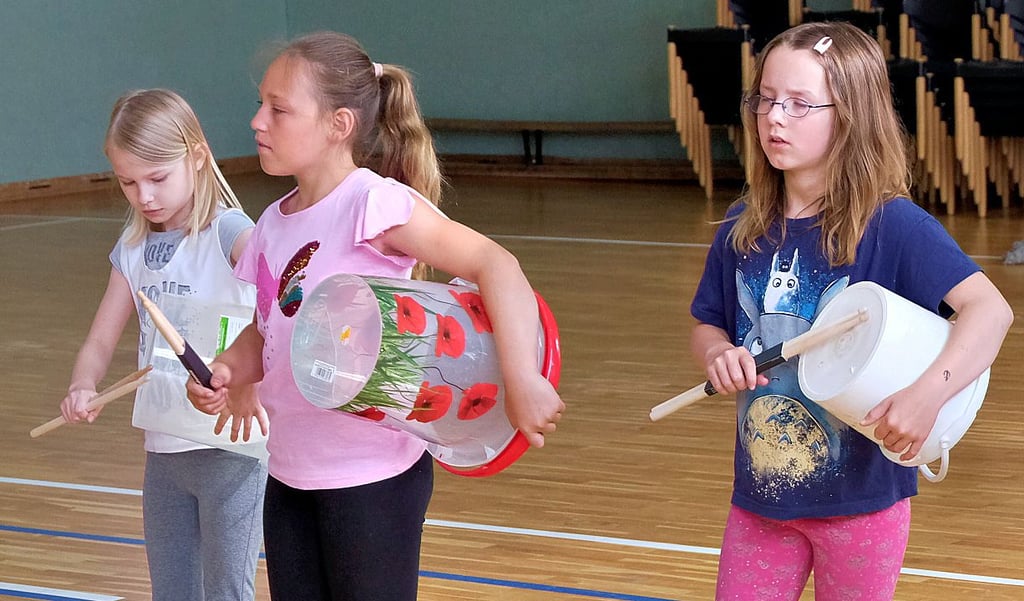 Die als Schlagzeug umfunktionierten Kunststoffeimer haben sich die Schüler der vierten Klasse von zu Hause mitgebracht.