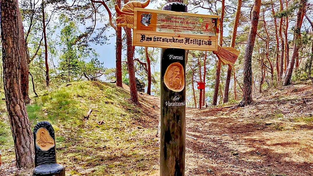 Diese Stele weist jetzt auf ein versunkenes Heiligtum an der Fuchsklippe in den Thekenbergen bei Halberstadt hin.
