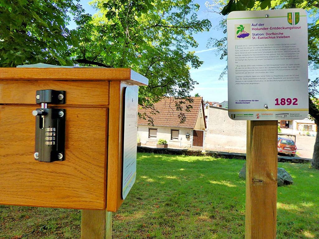 Mit der Zahl, die auf der Info-Tafel gleich daneben angeben ist, lässt sich der Wanderstempelkasten in Irxleben nun nicht mehr öffnen.